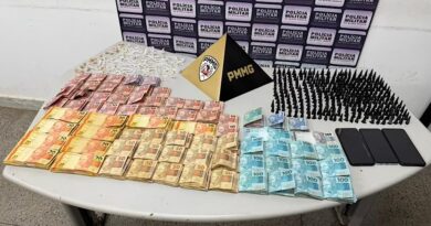 Três pessoas são presas por tráfico de drogas em Itabira; quase R$ 40 mil e mais de 500 porções de entorpecentes são apreendidos Três pessoas são presas por tráfico de drogas em Itabira; quase R$ 40 mil e mais de 500 porções de entorpecentes são apreendidos