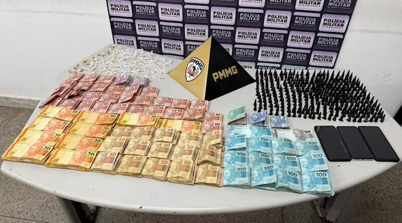 Três pessoas são presas por tráfico de drogas em Itabira; quase R$ 40 mil e mais de 500 porções de entorpecentes são apreendidos