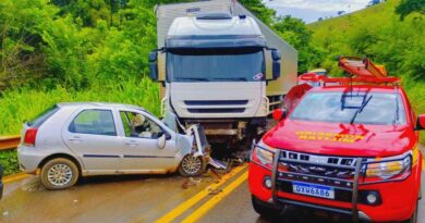 Colisão frontal entre carreta e carro deixa um morto na estrada que liga Itabira a Nova Era