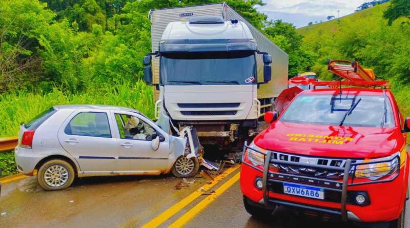 Colisão frontal entre carreta e carro deixa um morto na estrada que liga Itabira a Nova Era