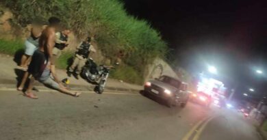 Colisão entre motos e caminhonete deixa dois feridos em Itabira