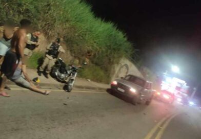 Colisão entre motos e caminhonete deixa dois feridos em Itabira