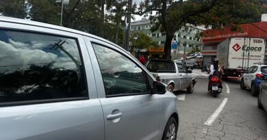 Acidente entre veículos trava trânsito no Centro de Itabira nesta sexta-feira (10) Acidente entre veículos trava trânsito no Centro de Itabira nesta sexta-feira (10)