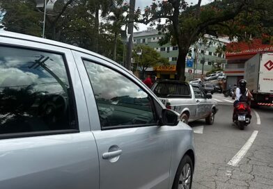 Acidente entre veículos trava trânsito no Centro de Itabira nesta sexta-feira (10)