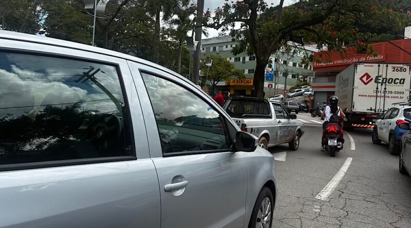 Acidente entre veículos trava trânsito no Centro de Itabira nesta sexta-feira (10)