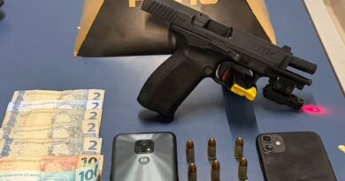 Homem é preso com arma de uso restrito e drogas no bairro Gabiroba, em Itabira Homem é preso com arma de uso restrito e drogas no bairro Gabiroba, em Itabira