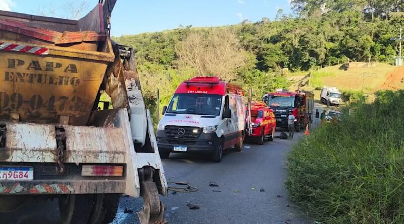 Colisão no acesso ao aterro deixa vítima presa às ferragens no Borrachudo