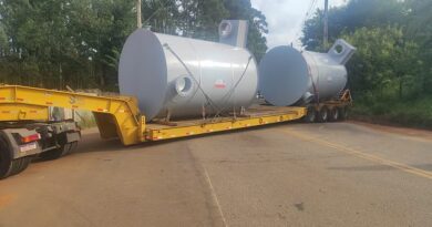 Transporte de equipamento industrial bloqueia trânsito próximo à Mina do Cauê
