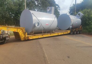 Transporte de equipamento industrial bloqueia trânsito próximo à Mina do Cauê