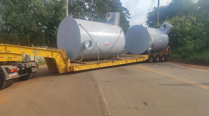 Transporte de equipamento industrial bloqueia trânsito próximo à Mina do Cauê