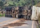 Carreta tomba e interdita totalmente a MGC-120 em Itabira; não há previsão de liberação