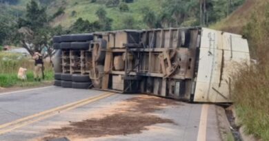 Carreta tomba e interdita totalmente a MGC-120 em Itabira; não há previsão de liberação Carreta tomba e interdita totalmente a MGC-120 em Itabira; não há previsão de liberação
