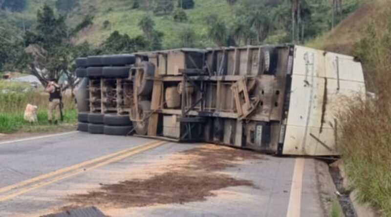 Carreta tomba e interdita totalmente a MGC-120 em Itabira; não há previsão de liberação
