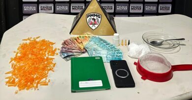 Polícia Militar prende três suspeitos por tráfico de drogas no bairro Clóvis Alvim II, em Itabira Polícia Militar prende três suspeitos por tráfico de drogas no bairro Clóvis Alvim II, em Itabira