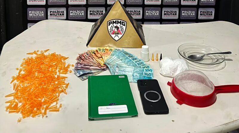 Polícia Militar prende três suspeitos por tráfico de drogas no bairro Clóvis Alvim II, em Itabira