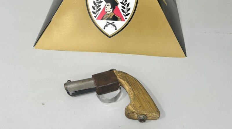 Homem é preso por ameaça e porte ilegal de arma artesanal no bairro Hamilton, em Itabira