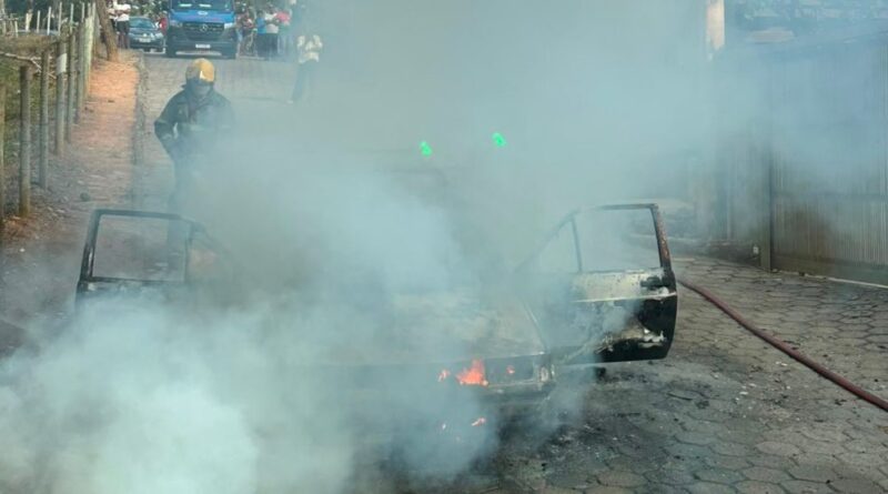 Carro é destruído por incêndio às margens da BR-381 em São Gonçalo do Rio Abaixo