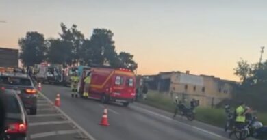 Ônibus perde o controle e tomba BR-040; cerca de 20 ficam feridos Ônibus perde o controle e tomba BR-040; cerca de 20 ficam feridos