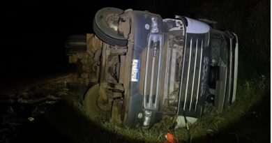 Acidente com carreta carregada de minério deixa motorista morto na MG-129 Acidente com carreta carregada de minério deixa motorista morto na MG-129