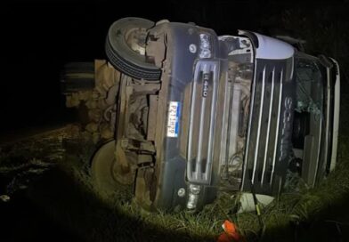 Acidente com carreta carregada de minério deixa motorista morto na MG-129