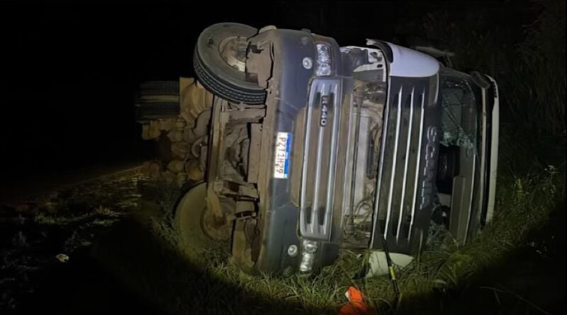 Acidente com carreta carregada de minério deixa motorista morto na MG-129