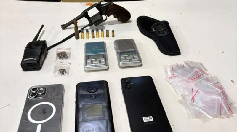 Trio é preso com revólver, munições e drogas após denúncia de tentativa de roubo em Itabira