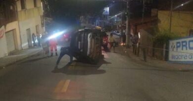 Motorista perde controle da direção, atinge proteção e tomba carro na Vila Piedade