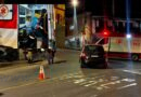 Motoqueiro é arremessado ao solo após colisão com carro no Alto da Água Fresca; veículo é recolhido por irregularidades