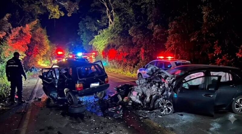 Pai, mãe e filha de 3 anos morrem em grave acidente na MG-111