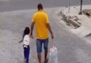 Homem é morto a tiros ao lado da filha em; mulher relata possível relação com agiota