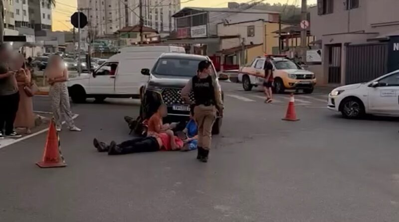 Motociclista fica ferido após colisão com carro em rotatória de Itabira