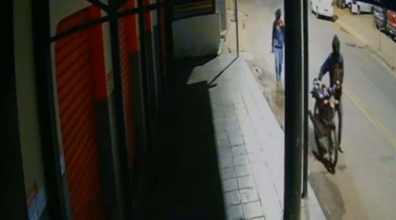 Motocicleta é furtada durante a madrugada no Centro de Itabira
