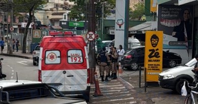Adolescente de 15 anos agride ex e atual com facada durante confusão na Praça Acrísio Alvarenga, em Itabira