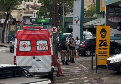 Adolescente de 15 anos agride ex e atual com facada durante confusão na Praça Acrísio Alvarenga, em Itabira