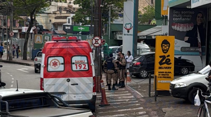Adolescente de 15 anos agride ex e atual com facada durante confusão na Praça Acrísio Alvarenga, em Itabira