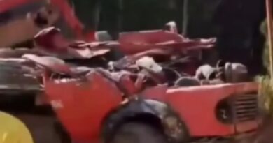 Três pessoas morrem após caminhão sair da pista e destruir guarita Três pessoas morrem após caminhão sair da pista e destruir guarita
