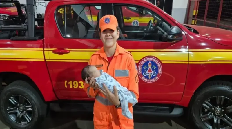 Bebê de apenas 11 dias é salvo por bombeira após se engasgar