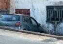 Motorista perde o controle após tampa de bueiro se deslocar e carro atinge residência em Itabira