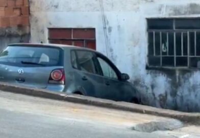 Motorista perde o controle após tampa de bueiro se deslocar e carro atinge residência em Itabira