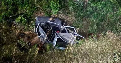 Homem fica gravemente ferido após carro capotar e cair em barranco de 20 metros em MG Homem fica gravemente ferido após carro capotar e cair em barranco de 20 metros em MG