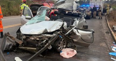 Motorista de Itabira fica gravemente ferido após carro bater contra caminhão na MG-434