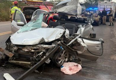 Motorista de Itabira fica gravemente ferido após carro bater contra caminhão na MG-434
