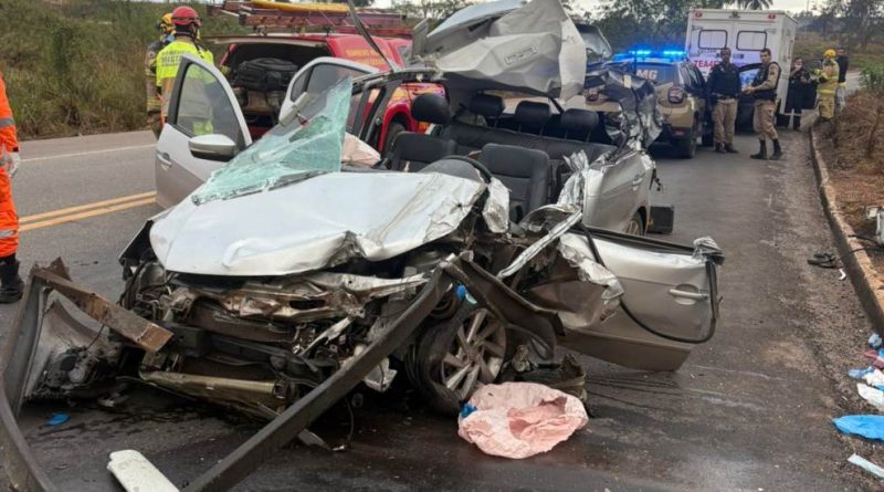 Motorista de Itabira fica gravemente ferido após carro bater contra caminhão na MG-434