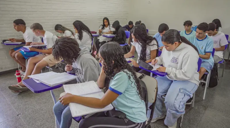 Brasil melhora desempenho escolar no longo prazo, mas patamar é baixo