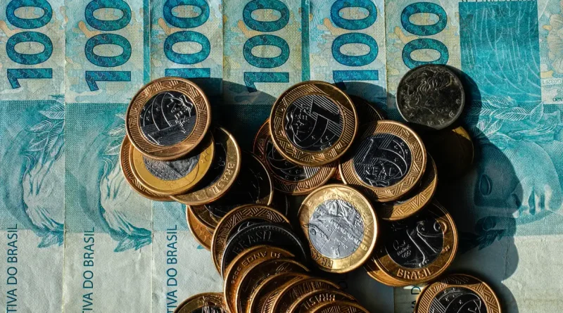 Orçamento de 2027 prevê salário mínimo de R$ 1.741